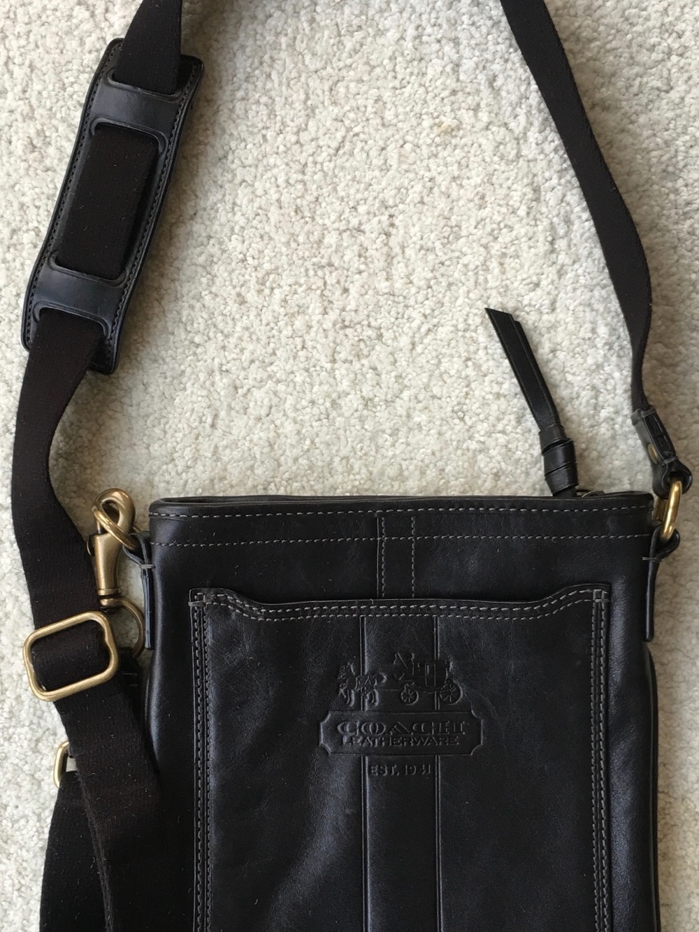 Elegant COACH Black Leather Crossbody with Embossed Coach Logo - Picture 2 of 3